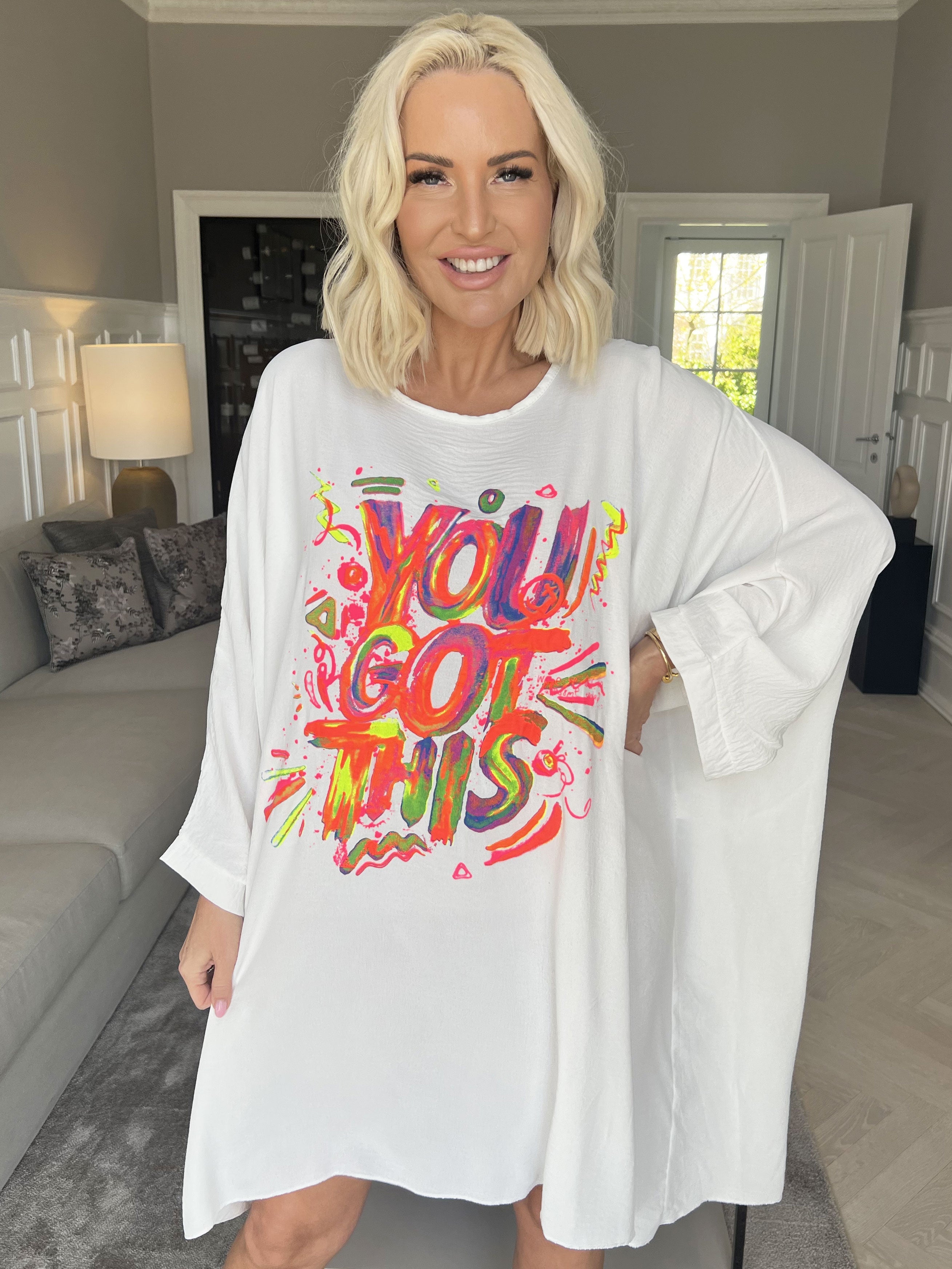 Mika - Oversize klänning i viskos med motiv framtill - Rose